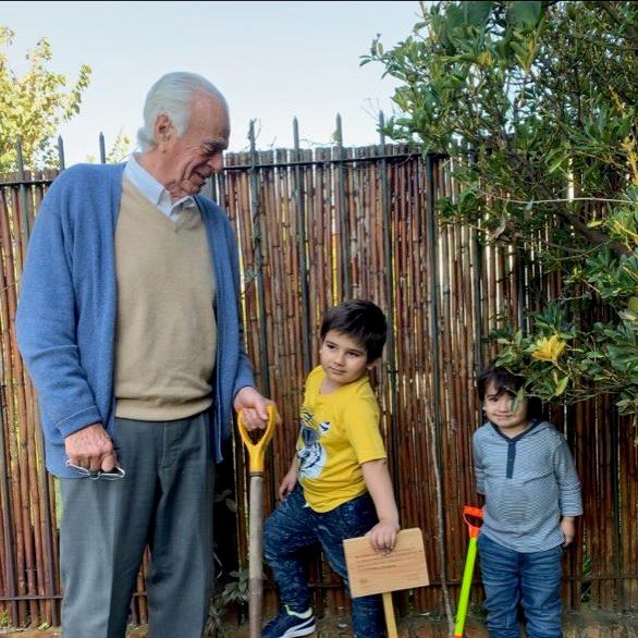 UKinUruguay's tweet photo. Otro de los #95árboles propuestos por el público ya fue plantado🌳en la casa de la familia Frederick donde vivieron 6 generaciones de 🇺🇾🇬🇧

Lo dedicaron a su antepasado Sir Arthur Frederick, quien llegó a Uruguay en el siglo XIX para la construcción del ferrocarril🚂

#UruUK2021 https://t.co/vPRFoPeknQ