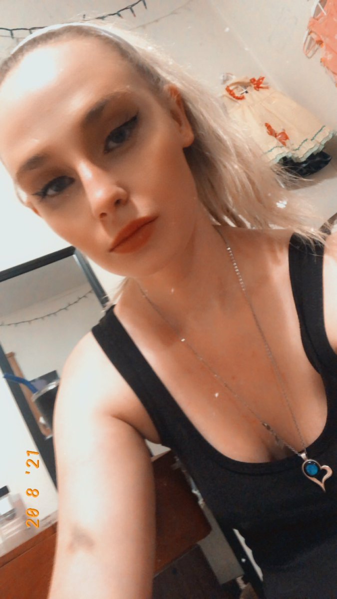 tryingtolivemy2's tweet photo. “Hands up if you’re ready to do something you’ll regret this weekend. Go forth! You have my blessing.” —Florence Welch #follame #fridaymorning #FridayVibes #FridayFeeling #beauty #beautiful #selfie #Gorgeous #model #Influencer #CashAppFriday https://t.co/yc9NInkBJd