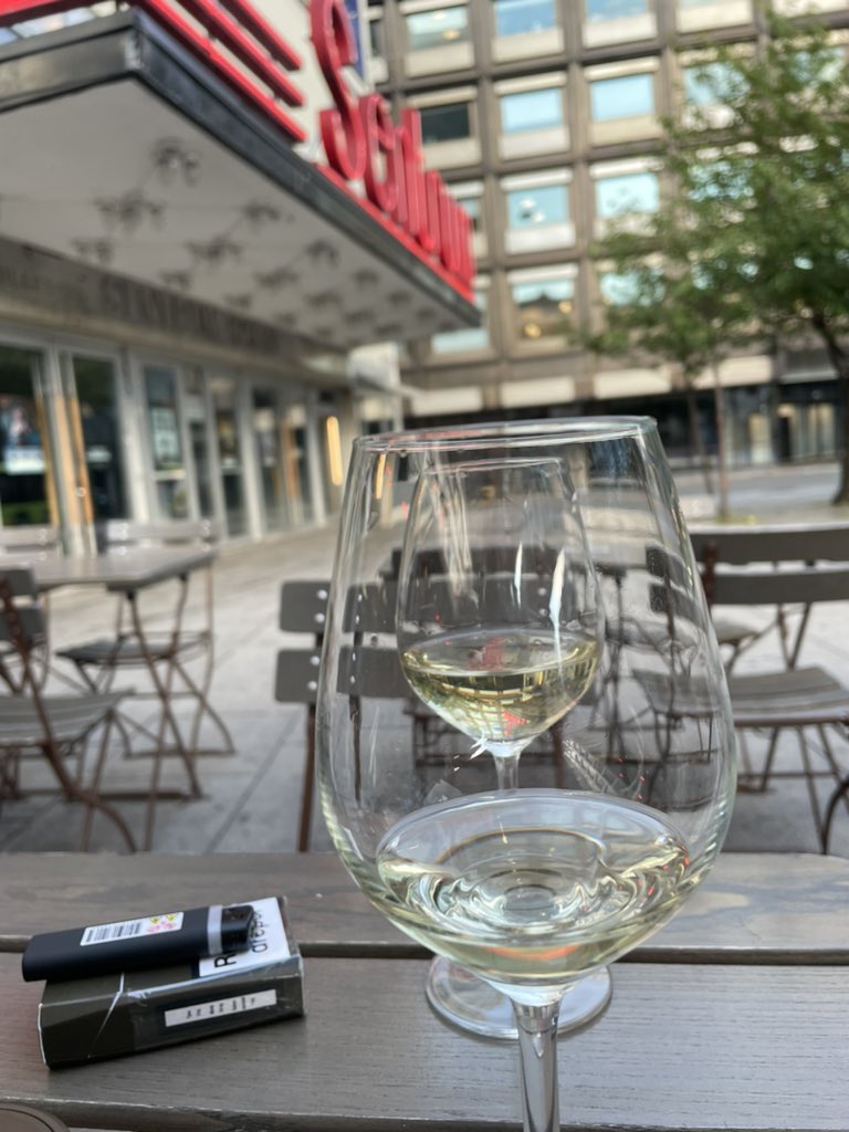 Hei <a href="/ToreSagen/">Tore Sagen</a> ! Her sitter vi da… Rett utenfor Sentrum Scene og tørker tårer etter å ha innsett at vi ikke får se deg i kveld. Ordna barnefri og greier. Looooooover du å stille 30/11?