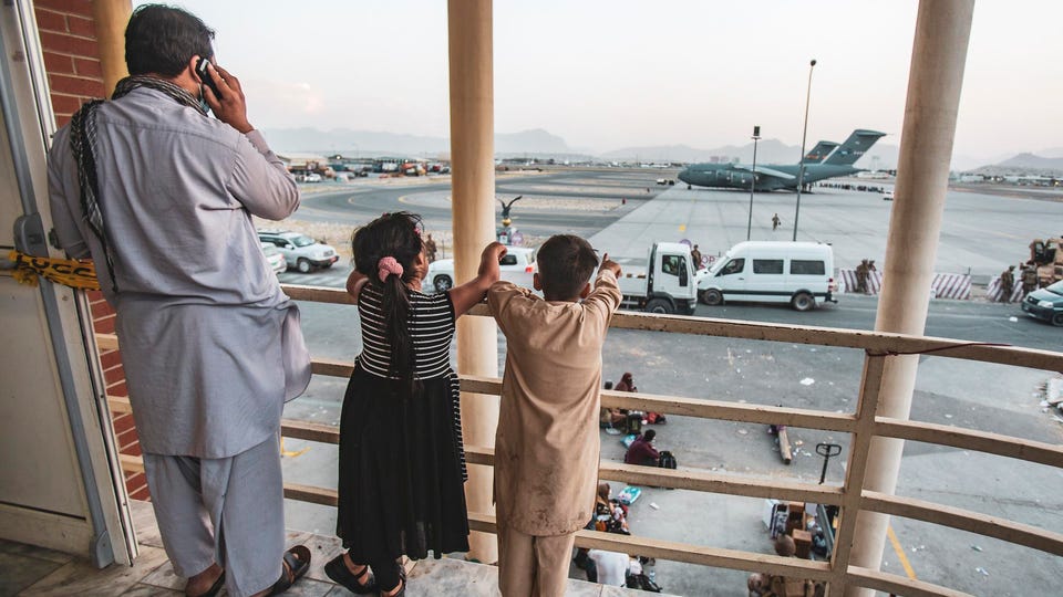 Finaliza el mayor rescate de la historia de los paises occidentales.

Y no queremos dejar de crear este hilo de LOS MOMENTOS vistos en la evacuación de Kabul estos pasados días.

Sirva de homenaje a todas las personas que lo han hecho posible