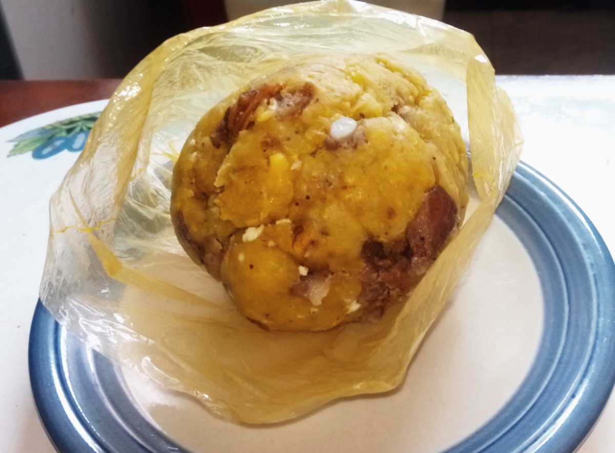 por fin llegara el fin de semana te ofrecemos bolones de todo tipo de 250 gr, huevos como los requieras, bistec de carne 1/4 de libra, salsa de maní, café pasado blend 7 onz, americano, expréss, con Amaretto wa.link/m8kml @mr_chef_ec delivery. También humitas.