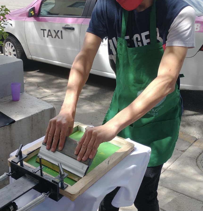 insade_ac's tweet photo. ❤️Continuamos capacitando a beneficiarios de “Impulso Laboral” canalizados por el @ReinsercionSoc (@arturomorell).
🙌🏼Gracias @core_culinario y @hecho_libertad por formarlos como aprendices de cocina y de #serigrafía.
#reinsercion #cdmx #emprendedores https://t.co/uKdkgMXe4F