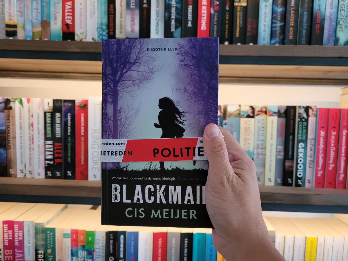 Hoe gaaf is deze cover? 🤩 Wij ontvingen vandaag, van <a href="/DeFonteinJeugd/">De Fontein Jeugd</a>, een recensie-exemplaar van 'Blackmail', geschreven door <a href="/CisMeijer/">Cis Meijer</a>. Staat deze jeugdthriller ook op jouw NTL-lijstje? 💜 #jeugdthriller #BoekPerWeek #zomerlezen #lezen #boek