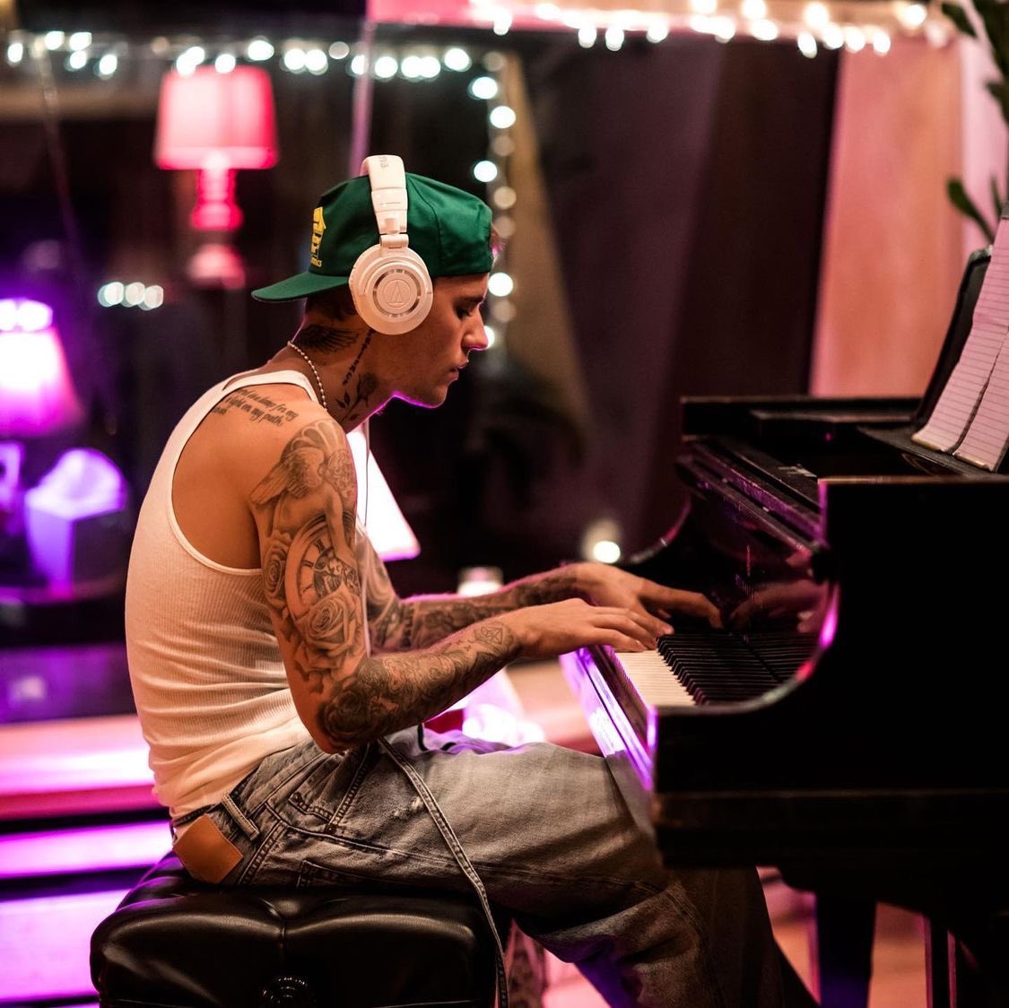 Belieber_Rox on X: "Justin Bieber playing piano with the headset on 🎹🎧😍 # JustinBieber https://t.co/XVEumUrKVQ" / X