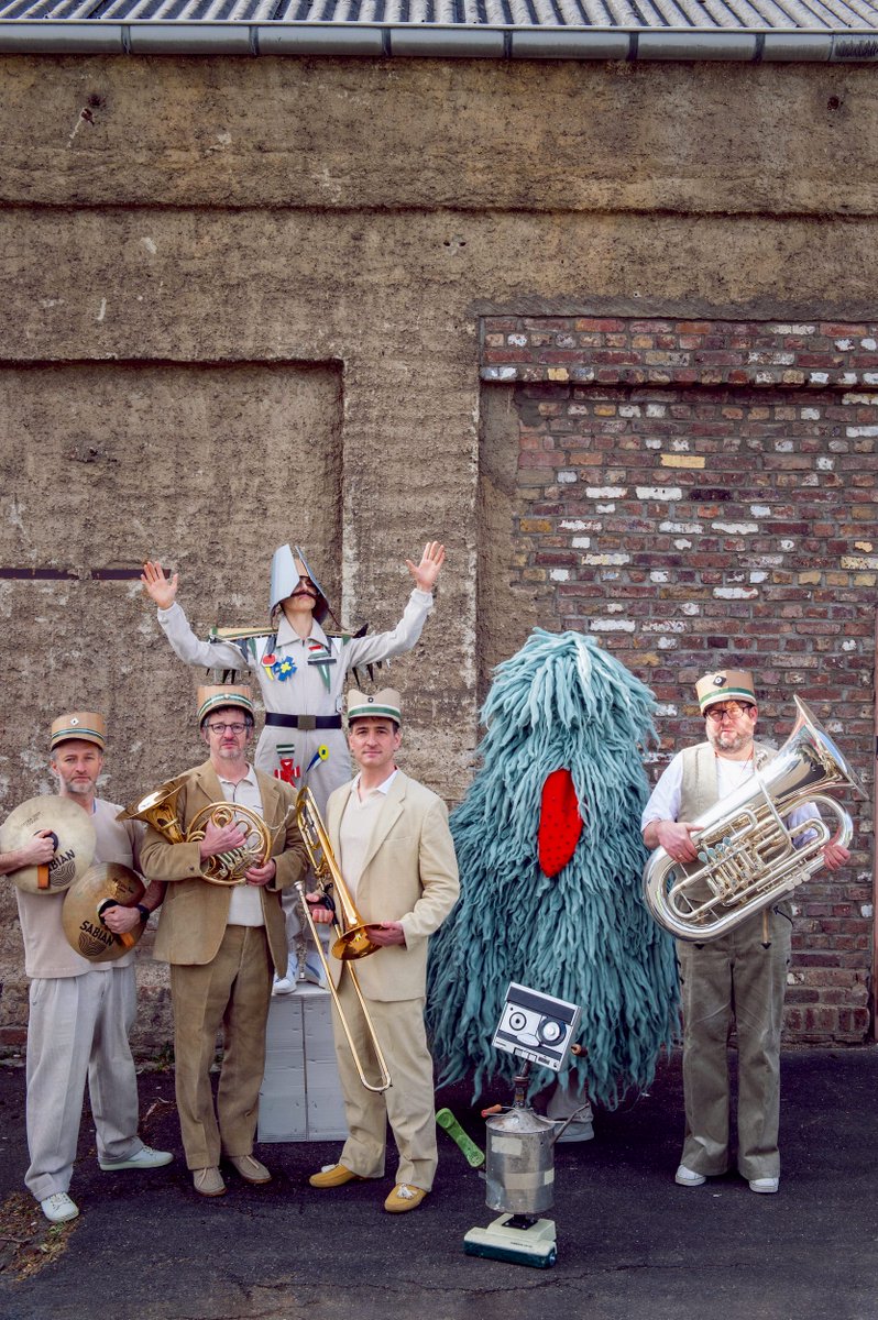 ENDLICH mal nicht im Frack auf die Bühne!
Hier kommt keiner durch — vier Musiker, zwei Schauspieler, ein grenzüberschreitendes Kinderbuch, zackige Musik von Gordon Kampe.

Am 28. Theaterwerkstätten Beuel. 
Am 29. Opernrasen vorm Opernhaus. 

KOMMT AUF UNSERE SEITE!