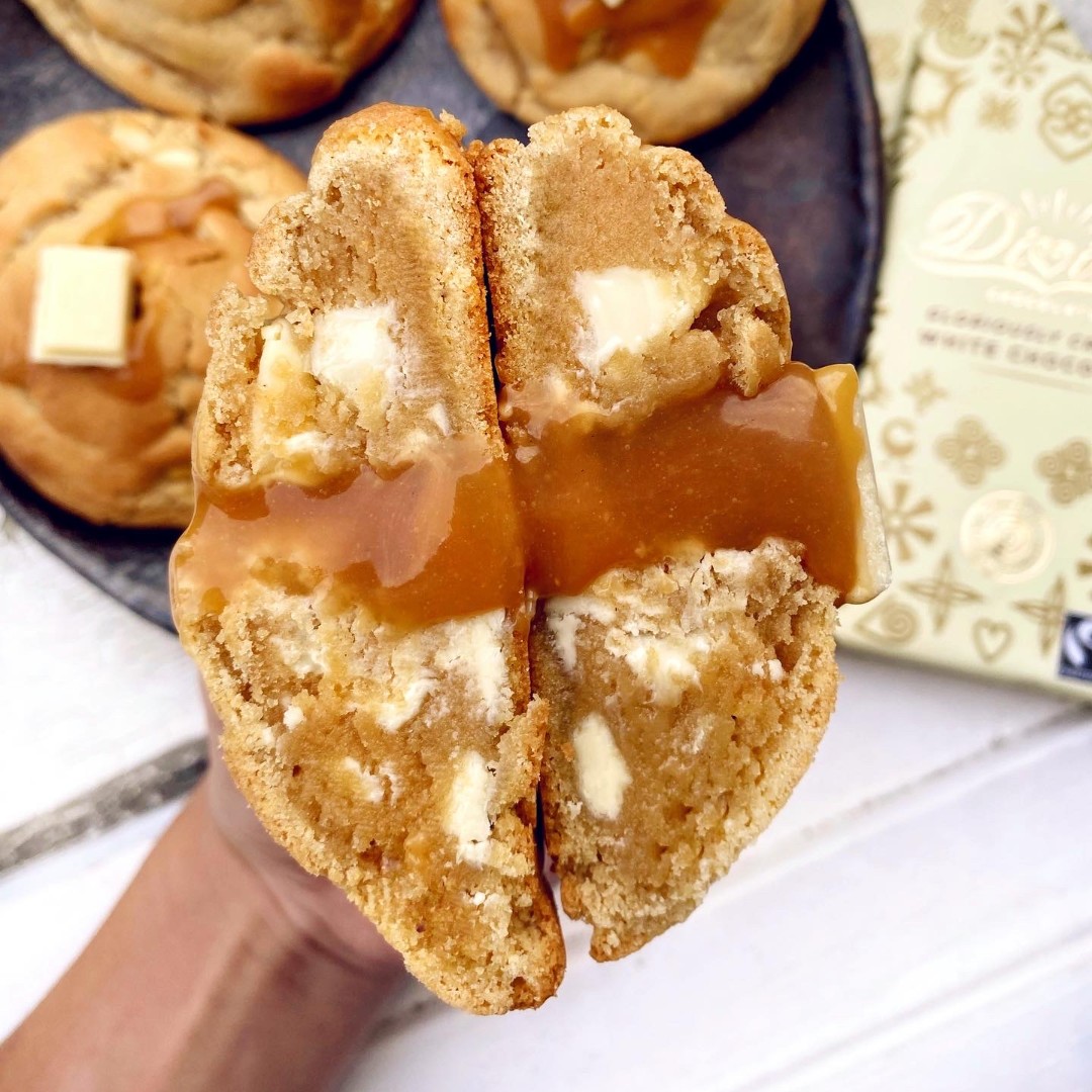 divinechocolate's tweet photo. Anyone else hungry after seeing this ? 🤤🤤
Thanks @sofiabakes for this!
#cookies #delicious #tasty #whitechocolate #food #sustainable #delicious #fairchoc #nopalm #instagood https://t.co/4qwQecKn0e