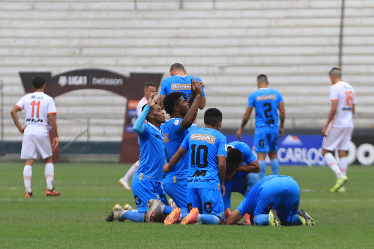 Mario_Azabache's tweet photo. 🇵🇪🏆 #Liga1 
#BIN 3-1 #AYA 
Triunfo clave de Binacional sobre Ayacucho que le permite dejar el último lugar del acumulado y ponerse por encima de Cusco y Alianza Atlético. Todo queda más apretado en la zona baja. Chau. @DeChalaca 👉 https://t.co/tCkqI2KsS2

📸 @LigaFutProf https://t.co/GACuHowg8K