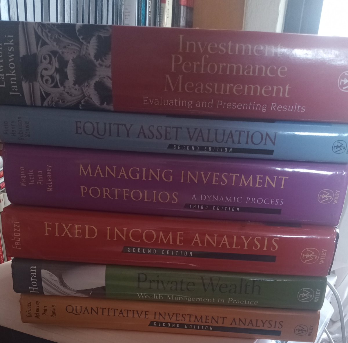 RodrigoDelMen's tweet photo. Tengo está colección de 6 libros sobre inversiones del @CFAinstitute y quiero donarlos, algún interesado que este buscando certificarse?? https://t.co/Bst8i08Ys8