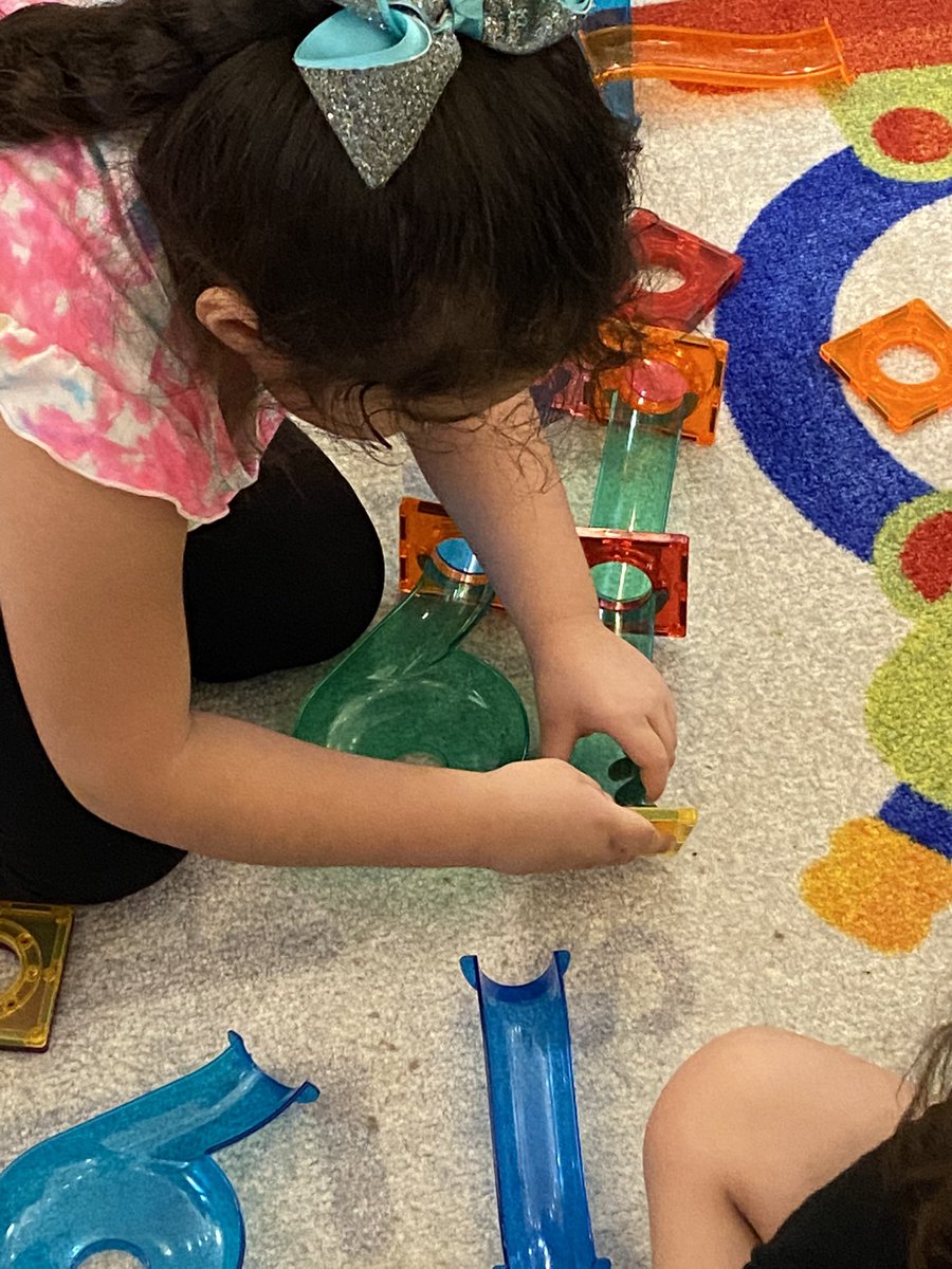 KrollMary's tweet photo. Greatest thing ever! When they realized that working alone was fun but together they could make something even more amazing! @KrauseElem @BrenhamISD #KESSTEAM https://t.co/h0CBYXWZY8
