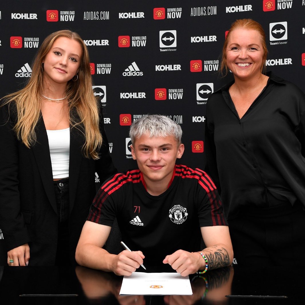 utdreportAcad's tweet image. Official: Isak Hansen-Aarøen has signed his first professional contract with #mufc