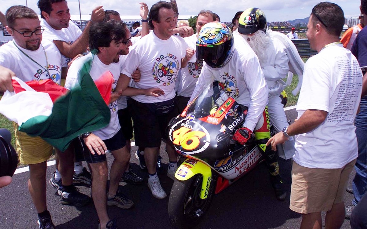 mgquadrana's tweet photo. JACAREPAGUÁ 1999 (26/115) 🇧🇷
El 24/10/99 Rossi se aseguró el título a falta de una carrera para el final, en un GP que casualmente contaría con un podio calcado a la tabla final del campeonato: 1° Rossi, 2° Ukawa y 3° Capirossi. 🏁
#MotoGP #ValentinoRossi #RioGP #VR46 #Legend https://t.co/1xuXeJbNjE