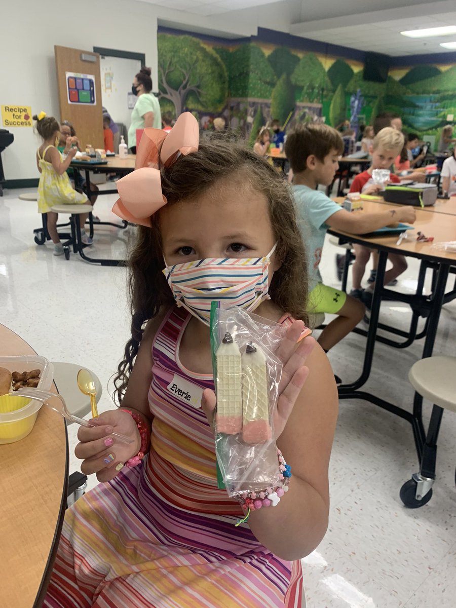 When the most adorable kindergartener brings in the most adorable dessert for lunch! 🍪💚#FairwayFamily <a href="/FairwayElem/">Dr. Lorinda Krey</a>