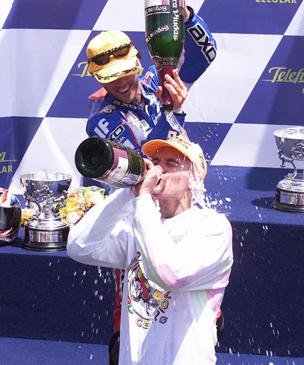 mgquadrana's tweet photo. JACAREPAGUÁ 1999 (26/115) 🇧🇷
El 24/10/99 Rossi se aseguró el título a falta de una carrera para el final, en un GP que casualmente contaría con un podio calcado a la tabla final del campeonato: 1° Rossi, 2° Ukawa y 3° Capirossi. 🏁
#MotoGP #ValentinoRossi #RioGP #VR46 #Legend https://t.co/1xuXeJbNjE