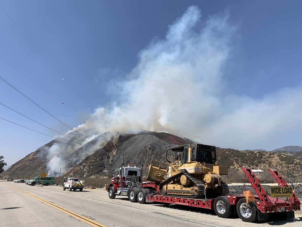 SanBernardinoNF's tweet photo. #SouthFire Morning Update:
Remains at 900 acres, 10% containment. 
- Evacuations &amp; road closures remain, with a new Forest Closure Order in effect today. 
- 400 personnel

In unified command @CALFIREBDU @SBCOUNTYFIRE @sbcountysheriff 

https://t.co/tPpnrhFT57 Info: (909) 383-5688 https://t.co/uVUaaXFPIC