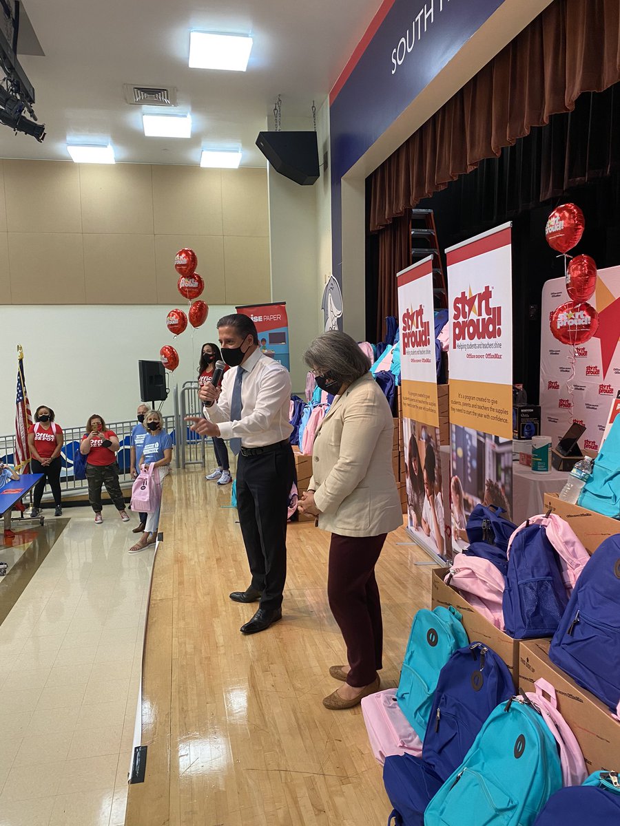 ChristiFraga's tweet photo. South Hialeah Elementary starting Friyay off right! Thank you to Office Depot for selecting our school to participate in their Start Proud program! #BacktoSchool2021 #DiveintoFive https://t.co/Qn6MkUThgL