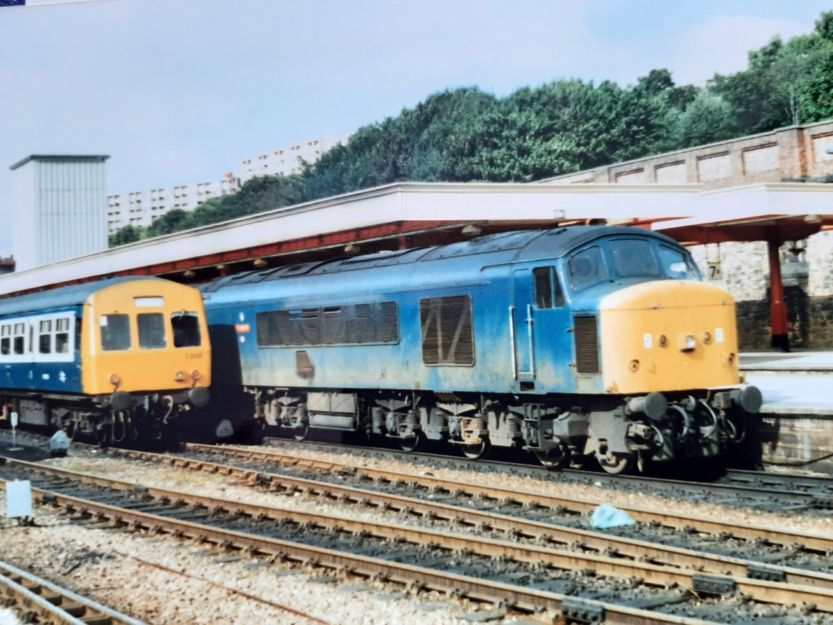 MarkTur05071887's tweet image. Looking rather work worn a unidentified class 45 /1 awaits departure from Sheffield with a southbound passenger working whilst alongside stands a class 101 Dmu ,photo taken in 1988.