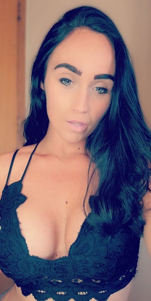 LilFitBooty's tweet photo. My Friday face 💋 https://t.co/fDhb7jU1zq