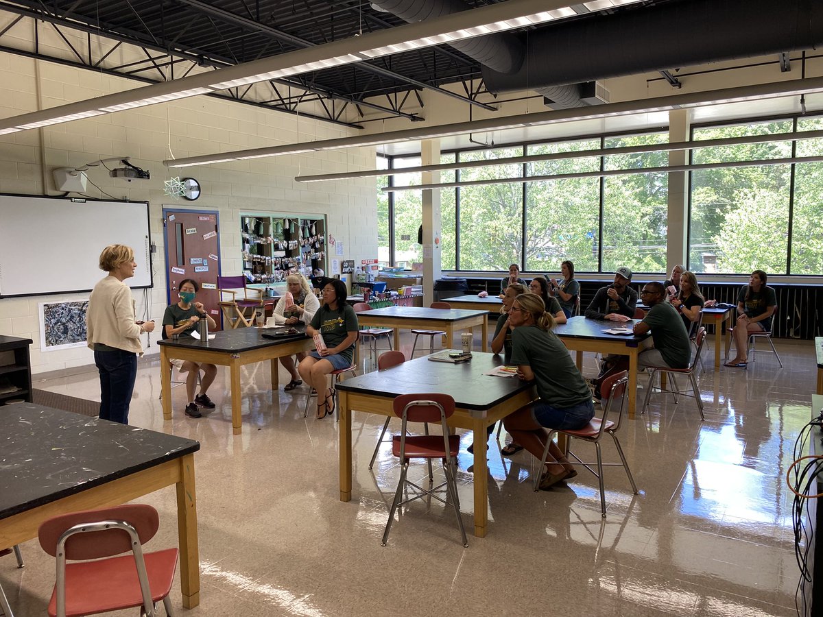 MoBernoLearns's tweet photo. Colleague connections facilitated by our instructional innovators and district office flight team: We are stronger together through knowing our colleagues. #takeflightogether @SycamoreSchools https://t.co/8ZUPcH8uOT