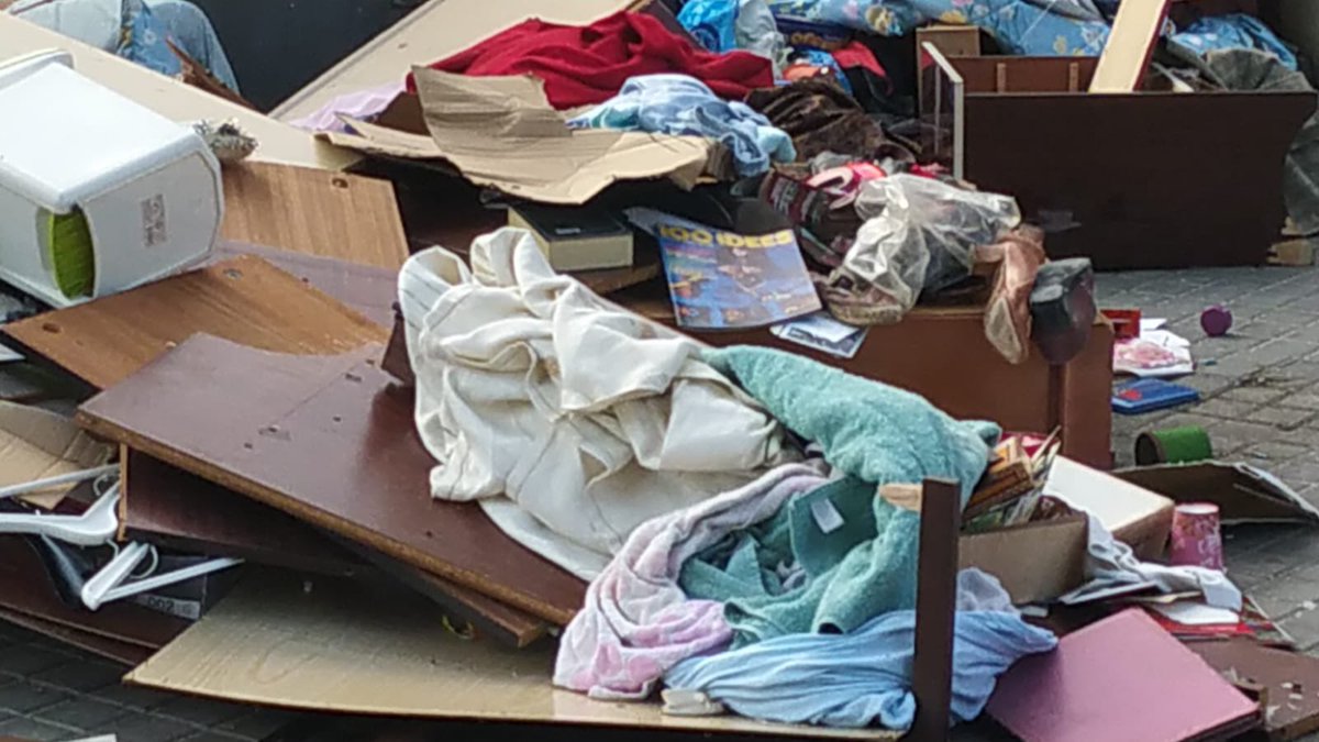 StRocSomBDN's tweet photo. Nos llegan quejas d vecindario d #StRoc #Badalona. “Entre las obras del @AjBadalona i el desinterés d alguna gente no podemos ni acercarnos a los containers, ni casi pasar por la acera”
Recordeu l’anunci d’Albiol PP a principis d juny ? FUM FUM https://t.co/Deq6xFVptZ