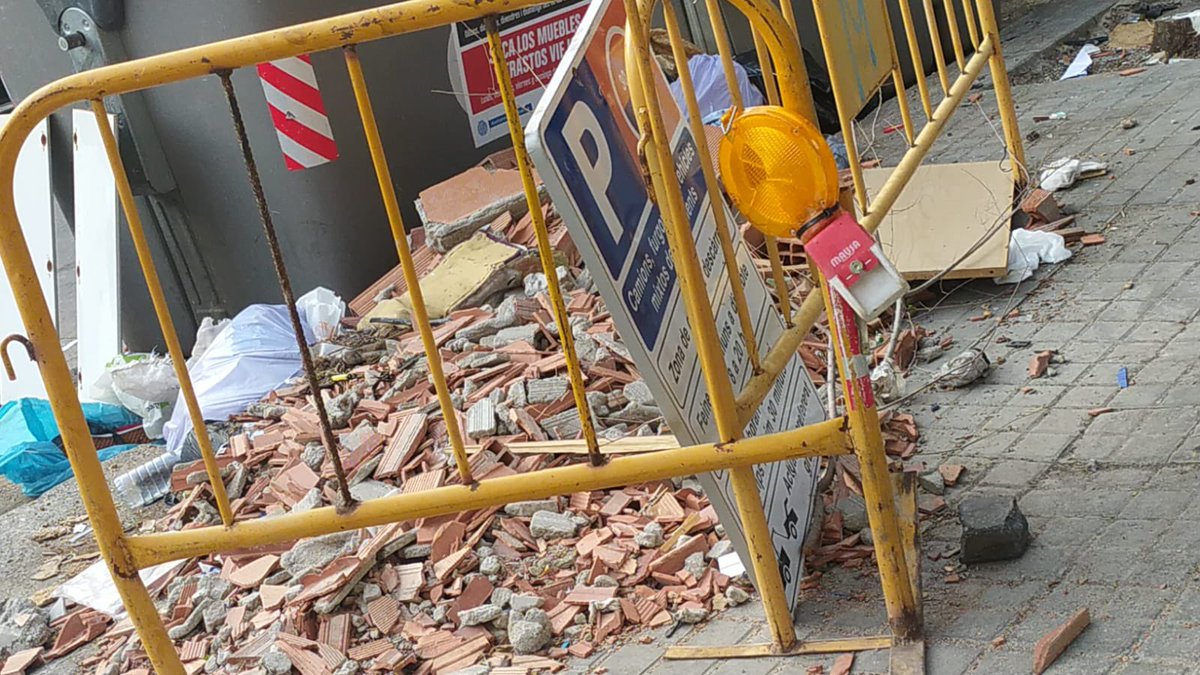 StRocSomBDN's tweet photo. Nos llegan quejas d vecindario d #StRoc #Badalona. “Entre las obras del @AjBadalona i el desinterés d alguna gente no podemos ni acercarnos a los containers, ni casi pasar por la acera”
Recordeu l’anunci d’Albiol PP a principis d juny ? FUM FUM https://t.co/Deq6xFVptZ