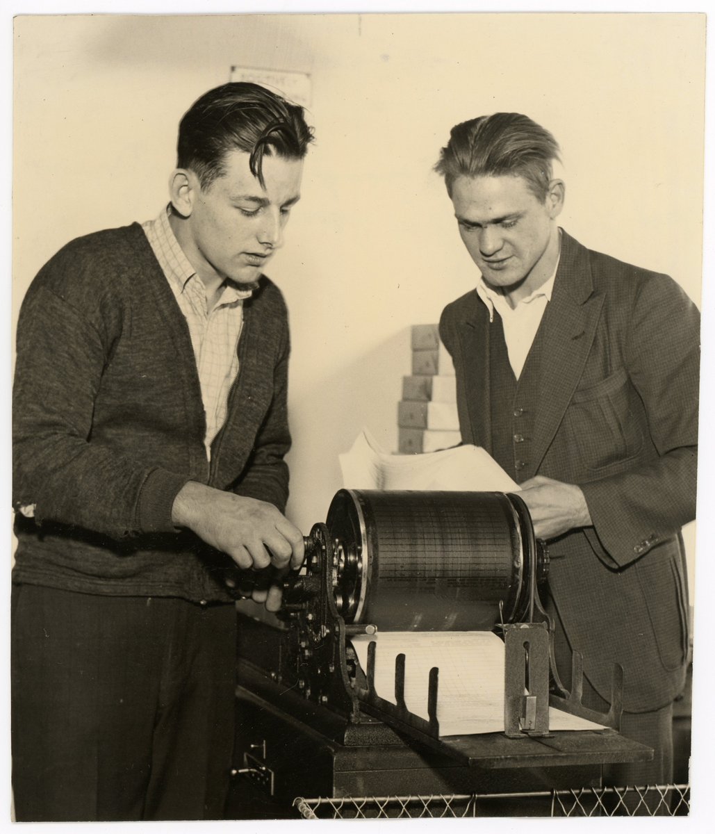 FDRLibrary's tweet photo. Youths are taught to operate a high-speed mimeograph machine by the National Youth Administration in Illinois. A mimeograph is a duplicating machine which produces copies from a stencil. Does not come with its own Richmeister.
#ArchivesOldSchool #MakingCopies
📷NPx 48-22:3905(35) https://t.co/tusNi3tC8W