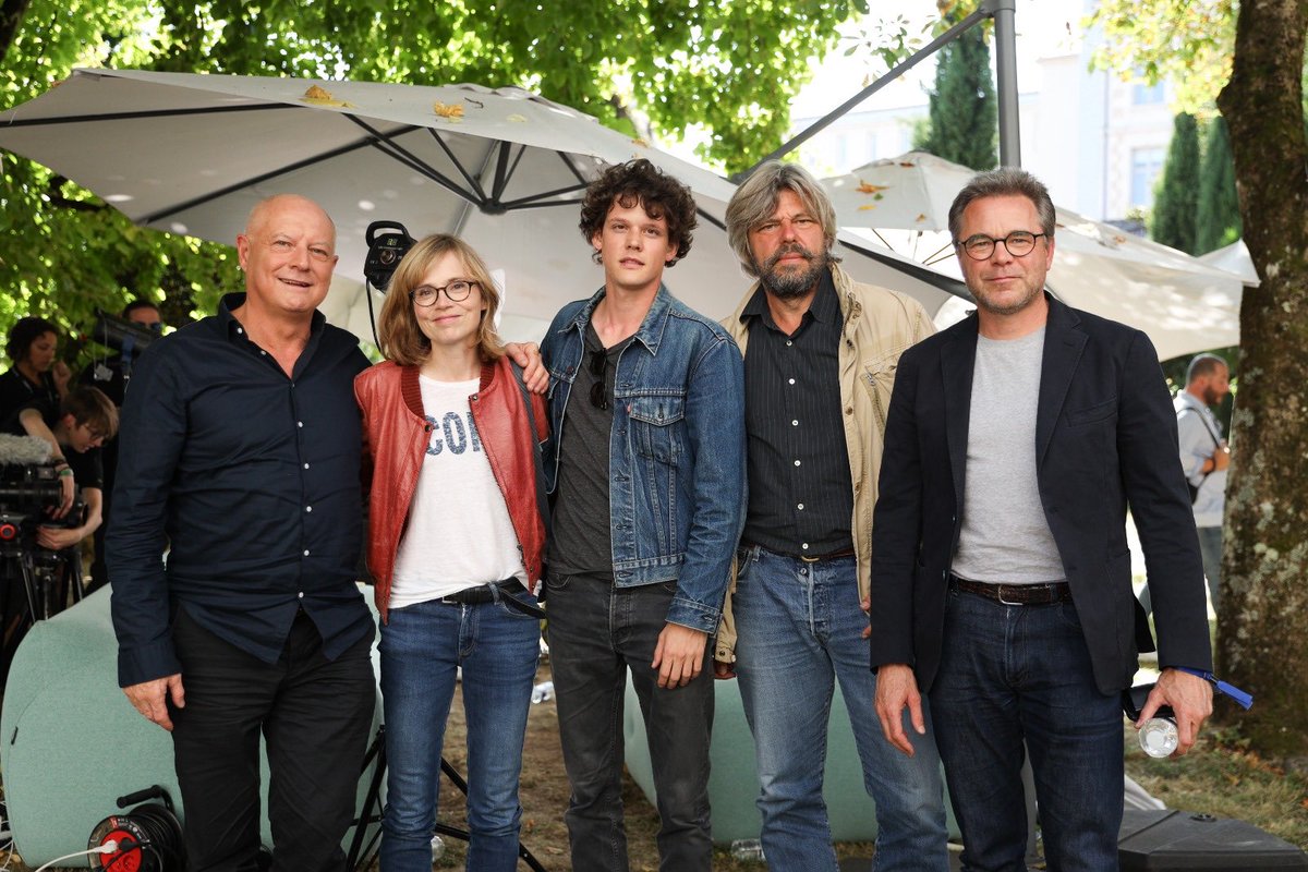 Quel film ! A mon avis le triomphe de la rentrée #IsabelleCarré #GuillaumeDeTonquédec #LorenzoLefebvre et le réalisateur #EricBesnard sur le plateau de <a href="/Tv5monde/">TV5MONDE</a> pour l’avant-première du film #Délicieux au ⁦<a href="/FFAngouleme/">Film Francophone à Angoulême</a>⁩