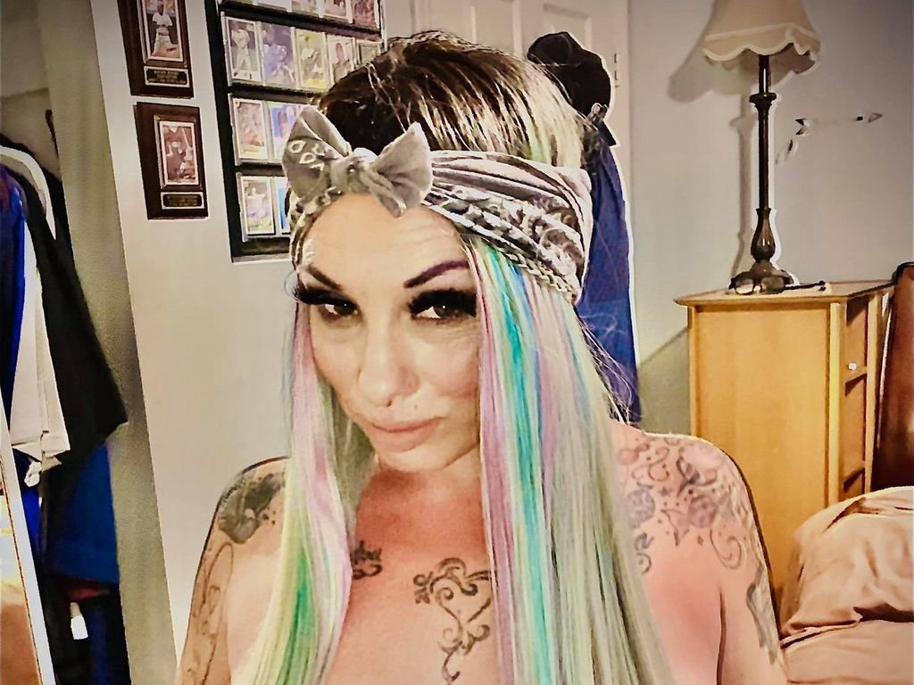 I'm online right now on skyprivate (live skype show). my private profile: Please RT. thanks! #MILF #bigboobs #tattoos #silly https://t.co/xiZVyLBQXK