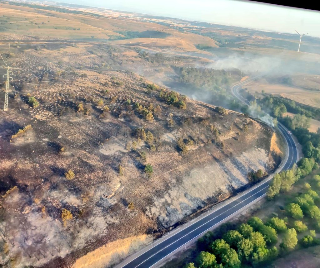 diariodeburgos's tweet image. ÚLTIMA HORA: Controlado el incendio del Páramo de Masa
#IFMasa
El enorme despliegue de medios de @jcyl
 y @mitecogob, con el viento como aliado, ha permitido doblegar a las llamas tras afectar a más de 70 hectáreas
📸: @AT_Brif
 diariodeburgos.es/Noticia/Z4FBB3… a través de @diariodeburgos