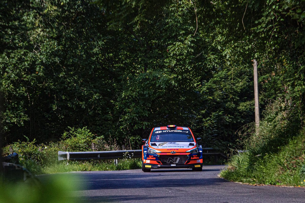 ¡Completada la primera jornada de derrapes por el <a href="/RallyCLH/">Rallye Cristian Lopez</a>! ✔️🔁

Tras 2️⃣ tramos, la dupla <a href="/DaniSordo/">Dani Sordo</a> y <a href="/Candido_Carrera/">Cándido Carrera</a> lideran anotándose los mejores cronos con una renta de 19,7s sobre <a href="/OscarsanSport/">Oscar Palacio</a> y 24,9 sobre <a href="/sergiovallejof/">Sergio Vallejo Folgueira</a> en la general.

Mañana 8 TC por delante.

#CERA