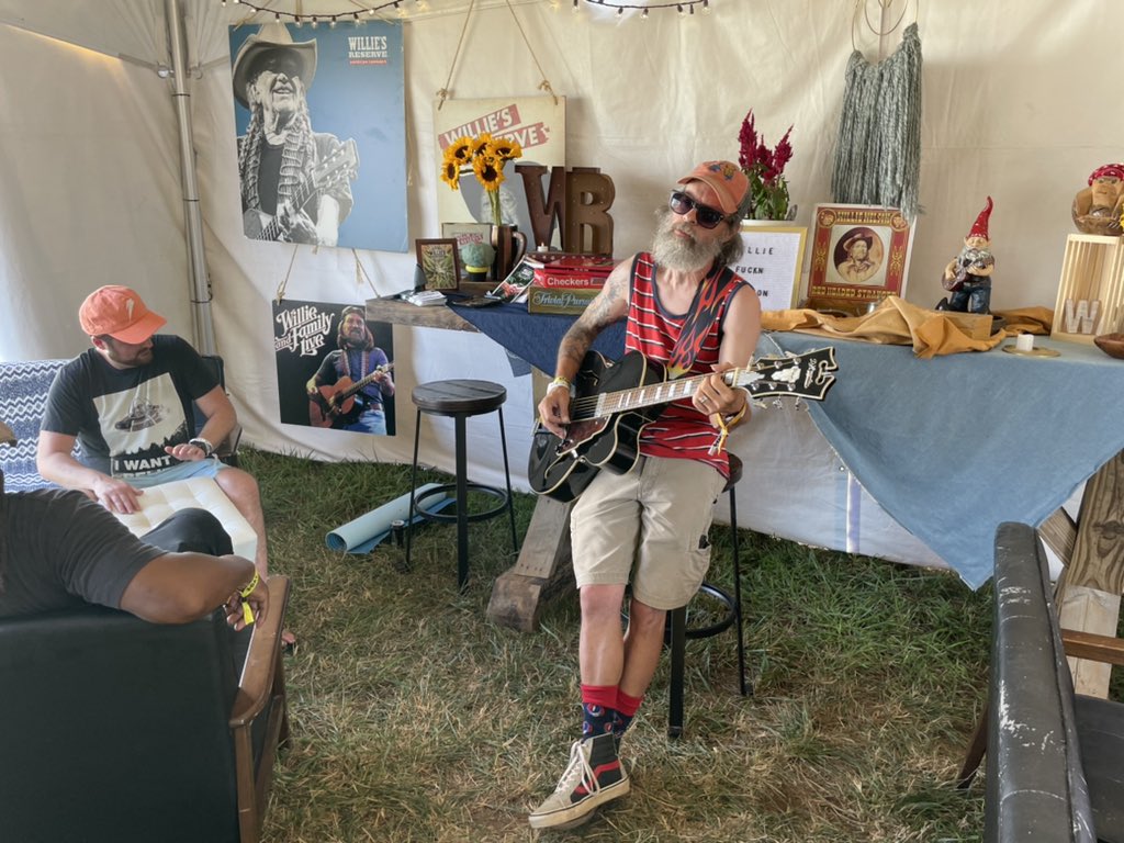 LOCKNFarm's tweet photo. Get in on the fun and freedom at Willie’s Joint! Grab your circle of friends and pass by this ultimate chill space next to the Showfield. CBD infused iced coffee, Chill Steel Pipes, and the coolest vibes. Happening now! #williesjoint #williesreserve https://t.co/43HxAoQvsk