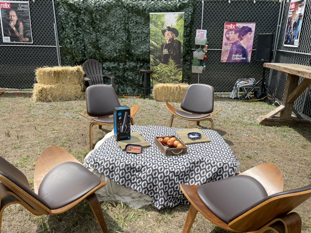 LOCKNFarm's tweet photo. Get in on the fun and freedom at Willie’s Joint! Grab your circle of friends and pass by this ultimate chill space next to the Showfield. CBD infused iced coffee, Chill Steel Pipes, and the coolest vibes. Happening now! #williesjoint #williesreserve https://t.co/43HxAoQvsk