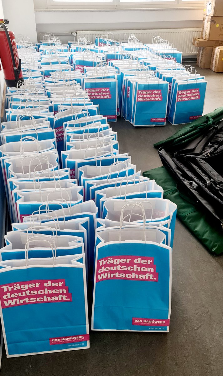 hwk_potsdam's tweet photo. Der Countdown läuft: Morgen feiern wir 239 neue Meisterinnen und Meister im #Handwerk. Mit dabei auch MP #DietmarWoidke und @JA_Allmendinger Wir haben alles vorbereitet. :)
#handwerk #stolz #wirwissenwaswirtun #lustaufhandwerk #Meisterbrief https://t.co/1ydmco9nR2