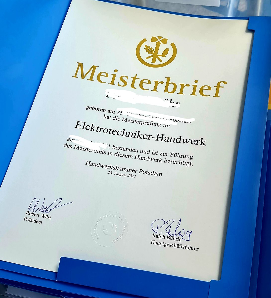 HWK Potsdam (@hwk_potsdam) on Twitter photo Der Countdown läuft: Morgen feiern wir 239 neue Meisterinnen und Meister im #Handwerk. Mit dabei auch MP #DietmarWoidke und <a href="/JA_Allmendinger/">Jutta Allmendinger</a> Wir haben alles vorbereitet. :)
#handwerk #stolz #wirwissenwaswirtun #lustaufhandwerk #Meisterbrief Der Countdown läuft: Morgen feiern wir 239 neue Meisterinnen und Meister im #Handwerk. Mit dabei auch MP #DietmarWoidke und <a href="/JA_Allmendinger/">Jutta Allmendinger</a> Wir haben alles vorbereitet. :)
#handwerk #stolz #wirwissenwaswirtun #lustaufhandwerk #Meisterbrief