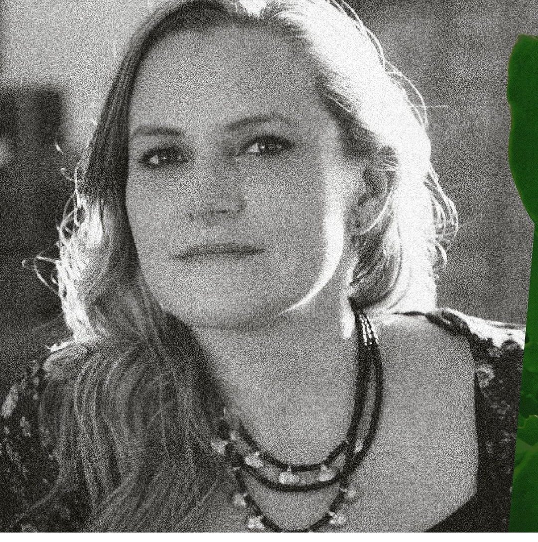 SantiagoFip's tweet photo. #PoetasRuculistas con un pie en Colombia y otro en El Paso, Texas, la poeta #AndreaCote nos describe sus geografías e imágenes.
En #Poesíasinvergüenza Bastián González, desborda la estructura del verso para darle un electroshock al lenguaje.
🎙️
🔗https://t.co/xA7G8bg1nb https://t.co/Inrssr2RSm