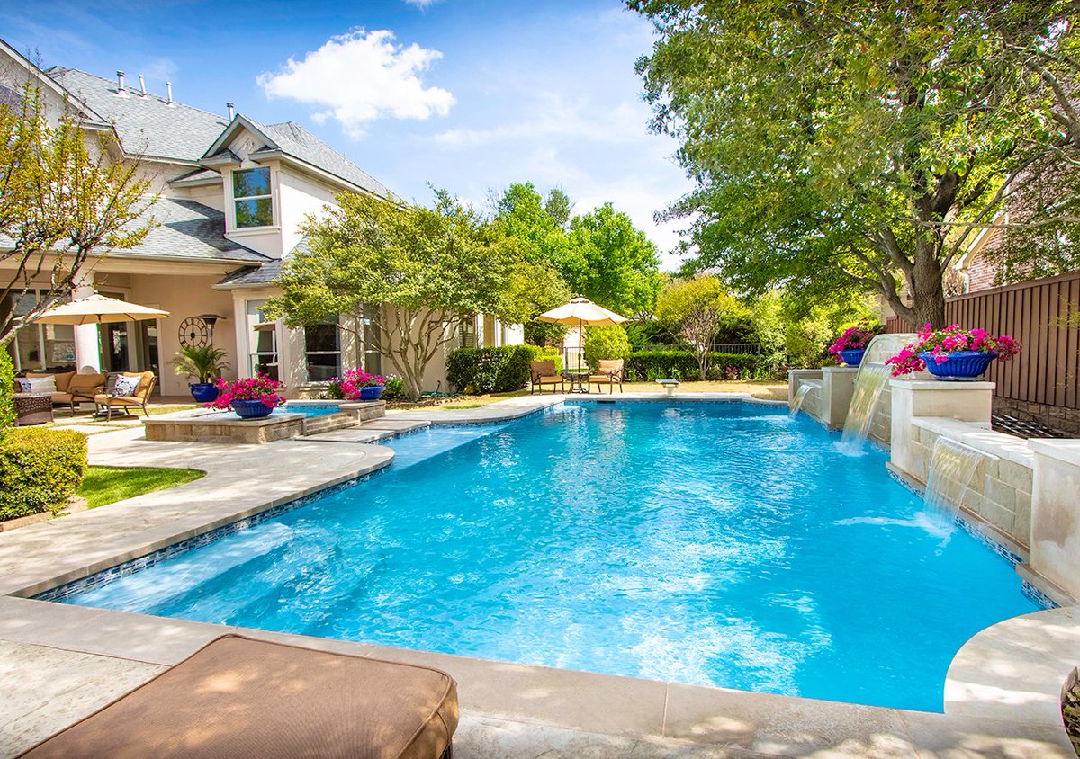 Felling that weekend pull to the pool! #poollife #pooldesign #pooltime #poolday #friday #fridaymood #fridayvibes #weekend #weekendvibe #fridaymood #weekendmood #weekendvibes #luxurylifestyle #luxlife #poolphotography