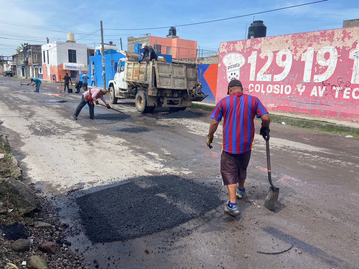 Gobiernodetepic's tweet photo. A través de Obras Públicas Municipales 👷‍♂️👷‍♀️ continuamos con los trabajos de #Bacheo en nuestra ciudad. 

Este viernes cubrimos al 100% en la Av. América entre calle Medusa y Libramiento de la col. Nuevas Palomas, seguiremos trabajando para darle a Tepic vialidades seguras. https://t.co/E73iy6i9aq