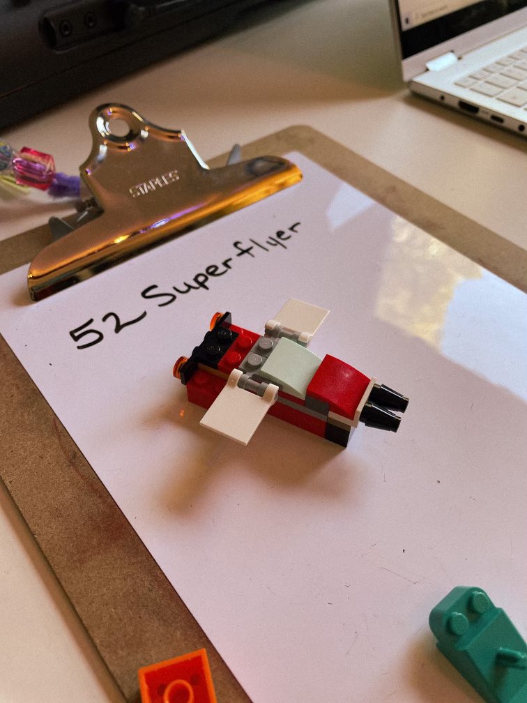aRareGlitch's tweet photo. @LEGO_Group #microbuilds #LEGOFanFriday I present the 52 SuperFlyer https://t.co/jv0drNqMLB