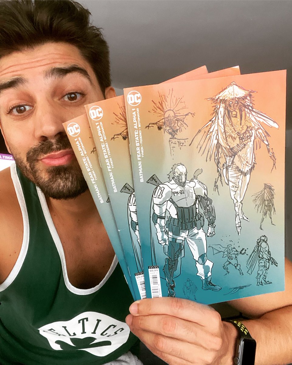 JorgeJimenezArt's tweet photo. Hey friends! And next Tuesday is out the prelude of our Batman event!! FEAR STATE ALPHA #1 with GREAT interiors of Ricardo Federici and Chris Sotomayor colors and my art in a variant cover with the concept art designs of #scarecrow and #peacekeeper01 @JamesTheFourth https://t.co/sUqTyPDtVR