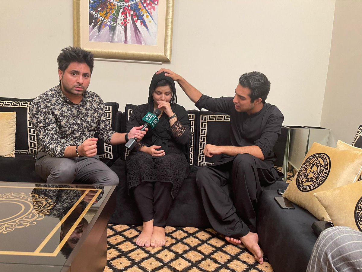 orengtan's tweet photo. ہوائ چمیاں کرنے والی یہ عورت 
نوجوانوں تہجد یا قرآن خوانی پر نہیں بلا رہی تھی ۔ 
جیسا کرو گے ویا بھروگے ۔ 
یہ سید زادہ اپنے بچوں کے ساتھ جن جہگوں پر گھوم رہا ہوتا ان سے ایسے لوگوں کا سہارا بننے کی امید کی جاسکتی ہے 
تصاویر بڑی کر کے واضع دیکھ سکتے ہیں https://t.co/1mVZQLl7S3