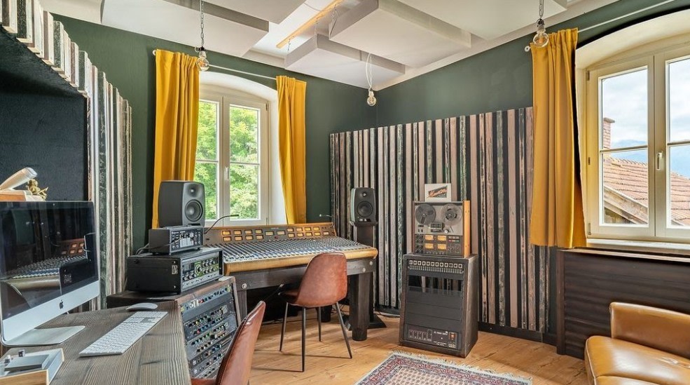 Trident_Audio's tweet photo. File under.... simply beautiful spaces. 

A vintage Trident Series 65 in its natural habitat at📍Mountone Records

📸🔥: Stefan Fichtner
https://t.co/sEPlszZIb5

#music #mountonerecords #übersee #tridentaudio #analog #recording #trident65 #historyrefined https://t.co/Rvesx7YuKU