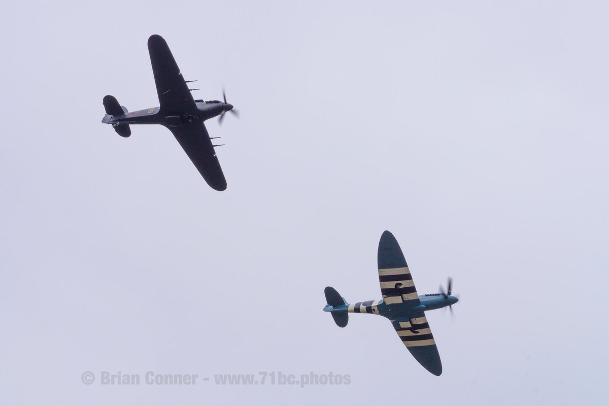 BroConner's tweet photo. Always a beautiful sight.
@ClactonAirshow @RAFBBMF
#spitfire #hurricane #Clacton150 #bbmf #AvGeek #aviationphotography #71BC https://t.co/pRCyiKkouD
