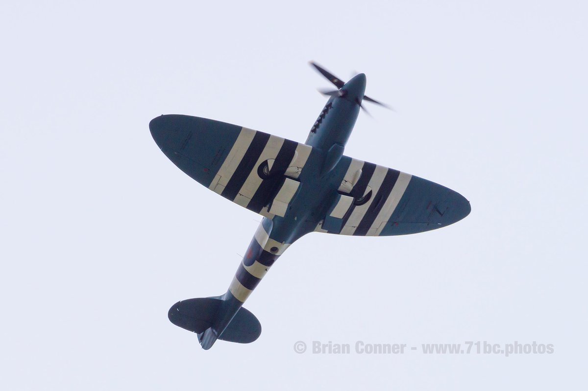 BroConner's tweet photo. Always a beautiful sight.
@ClactonAirshow @RAFBBMF
#spitfire #hurricane #Clacton150 #bbmf #AvGeek #aviationphotography #71BC https://t.co/pRCyiKkouD