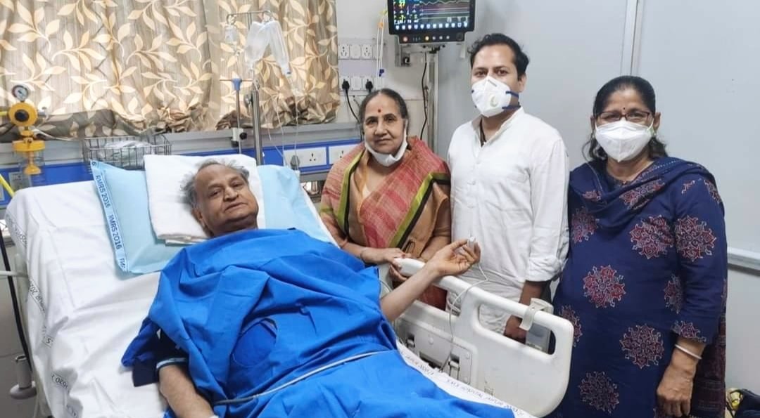 AshishM14817593's tweet photo. राजस्थान के मुख्यमंत्री श्री अशोक गहलोत जी के शीघ्र स्वास्थ्य लाभ एवं दीर्घायु जीवन की कामना करता हूं!
जननायक आप शीघ्र ठीक होंगे करोड़ों लोगों की दुआएं आपके साथ हैं... @1stIndiaNews @RajCMO @zeerajasthan_ @DainikBhaskar @GovindDotasra @rajsUniversity https://t.co/vnZ5E06CoI