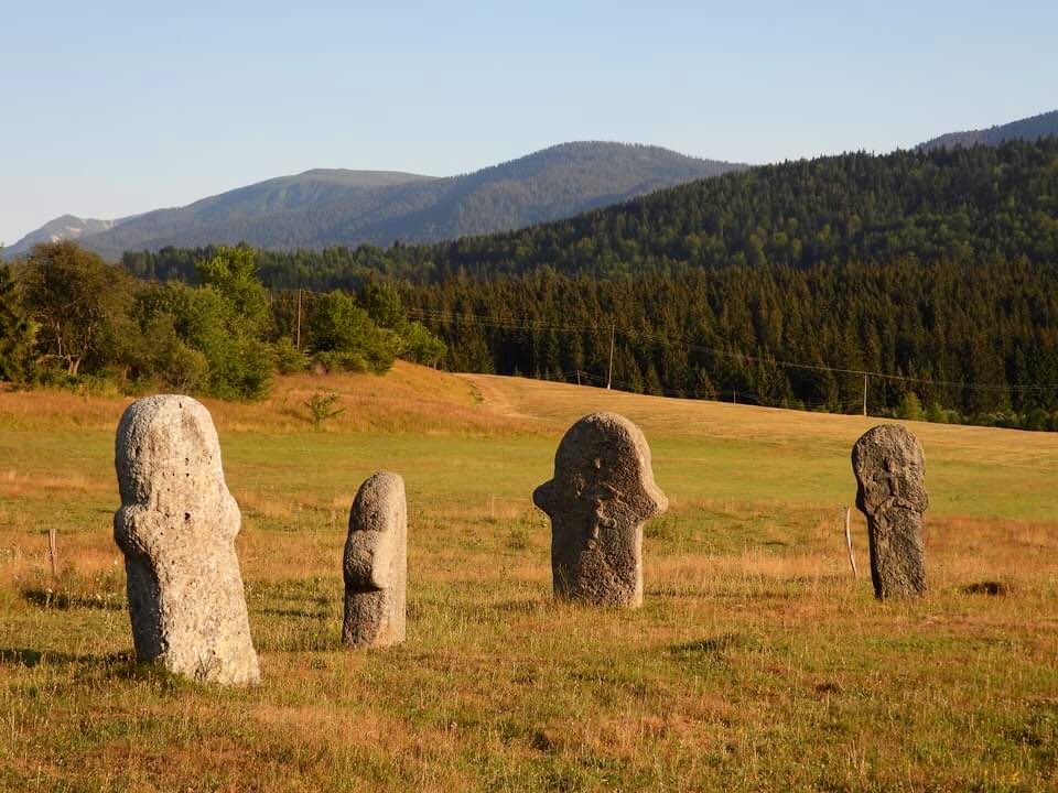 BeurePetit's tweet photo. Hercegovina,zemlja Hrvata katolika,bogumila,stećaka,kamena,sunca,planina,zemlja grožđa,duhana,maslina,smokava,šipaka,raštike,kuka,vina,pršuta,sira,lučenice,zemlja rijeka...zemlja čvrstih ljudi dobra srca i duše,samo takvi opstaju #HRHB🇭🇷 #heritage #nature #Croatians #mountine https://t.co/h250grWaql