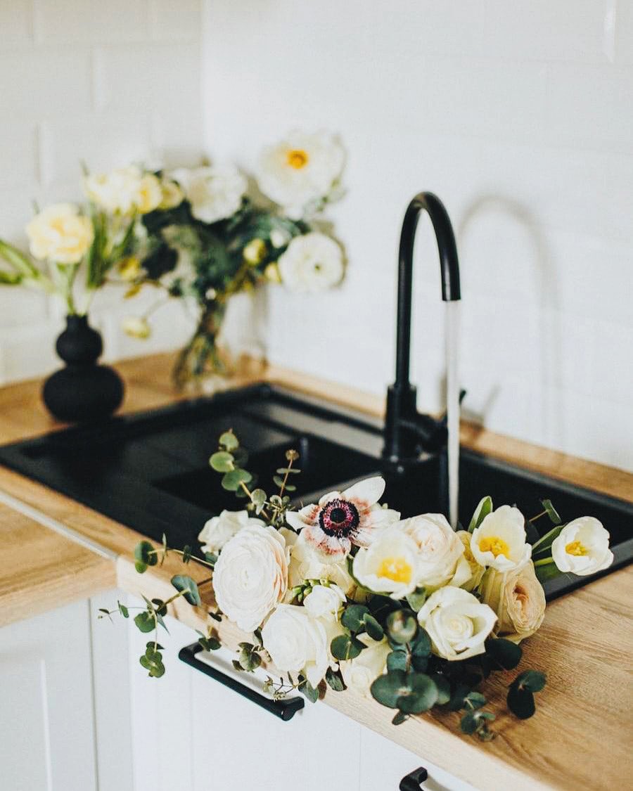 💐#homeandstyleblog ✨ instagram.com/p/CTFrq6srsZR/
#ApartmentTherapy #HouseEnvy #MyDomaine #AmbularInteriorsAintGotNothingOnMe #InMyDomaine #LonnyLiving #DesignSponge #MyCovetedHome #flowers #whitekitchen #kitchendesign #interior4all #pursuepretty #summer #beautifulhomes