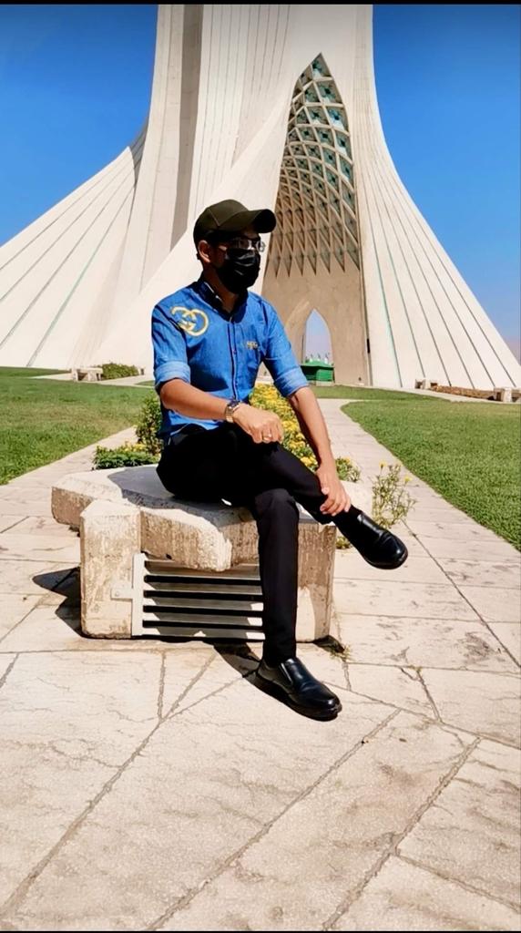 🔹من يخونك مرة يخونك الف مرة ، ولاداعي لأن تشرب البحار كلها لتعرف انها مالحة ..

🔹کسی که یک بار به شما خیانت کند هزار بار به شما خیانت می کند و نیازی نیست که از همه دریاها بنوشید تا بدانید که آنها شور هستند .
#صلاح_الطائي