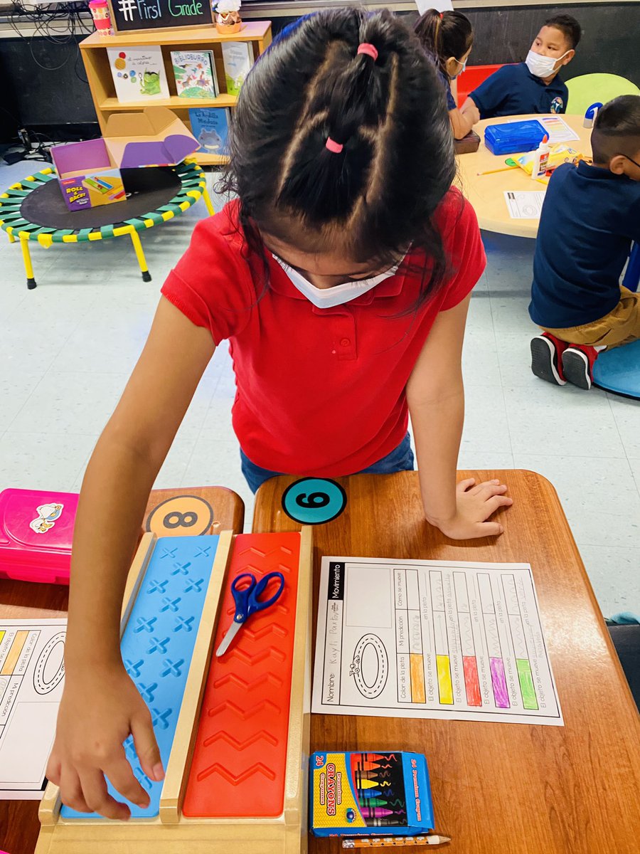 CristinaChumil's tweet photo. Movement here, movement there, movement everywhere! Happy Friday 😊 @Elrod_HISD @HISD_Curric #sciemce #secondgrade https://t.co/HRDaKON862
