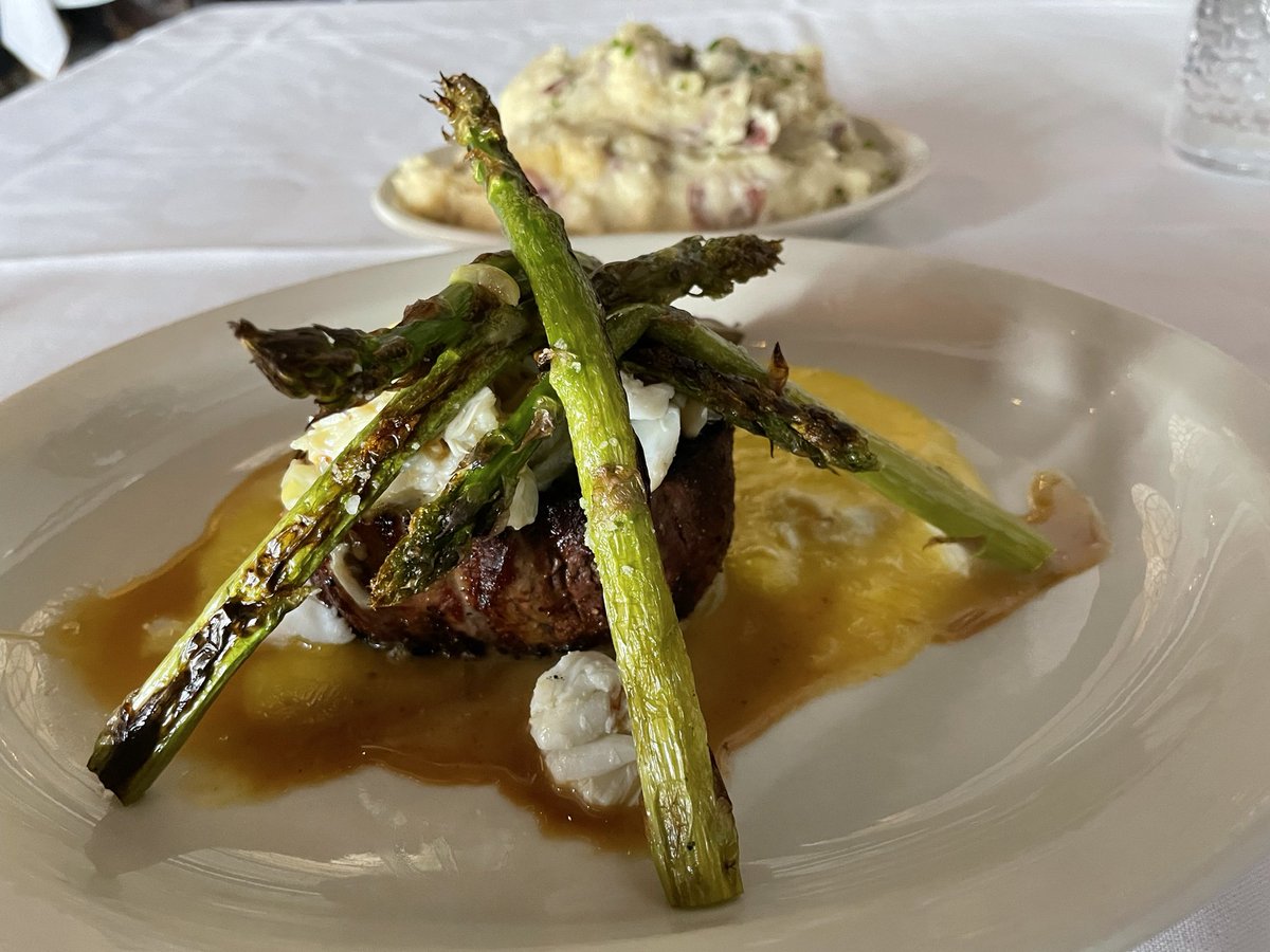 saab007's tweet photo. Late lunch at @Harryandizzys, Indianapolis, IN #FiletOscar #steak 🥩 #COVID19Travel https://t.co/n3WuBAHY3F