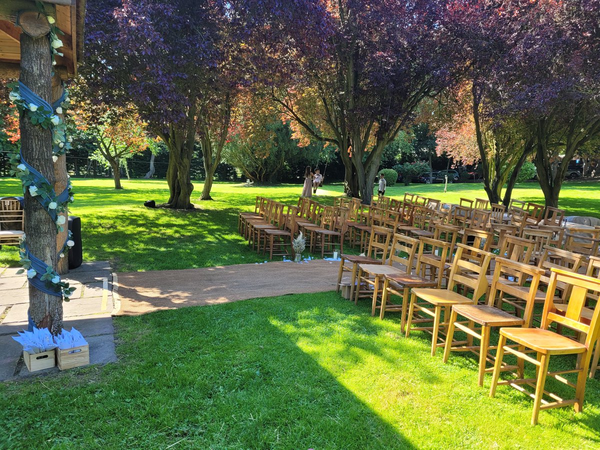 vicaragevenue's tweet image. The venue dressing was absolutely beautiful
Whether you decide to decorate the venue yourselves or hire a company to do so, it always looks beautiful.
It is a blank canvas for yourselves the choice is yours
#WeddingSeating #outdoorweddingceremony #marqueewedding #saxophonist