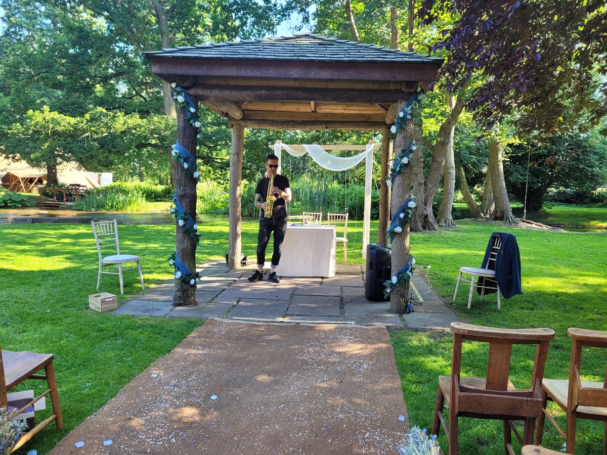 vicaragevenue's tweet image. The venue dressing was absolutely beautiful
Whether you decide to decorate the venue yourselves or hire a company to do so, it always looks beautiful.
It is a blank canvas for yourselves the choice is yours
#WeddingSeating #outdoorweddingceremony #marqueewedding #saxophonist